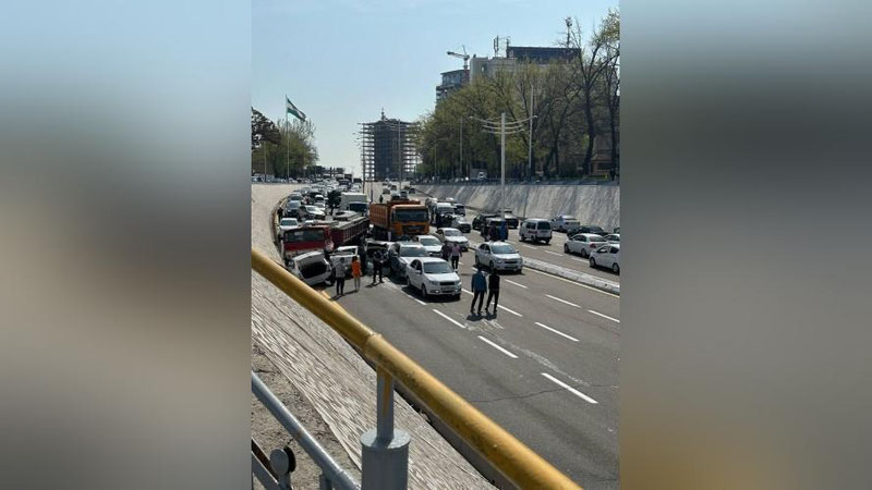 'Toshkentda 15 ta mashina ishtirokida megaavariya sodir bo`ldi'ning rasmi