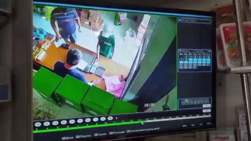 'Гулистонда QR-кодли чек сўрагани учун болага тарсаки туширган дўкон сотувчиси 15 суткага қамалди'ning rasmi