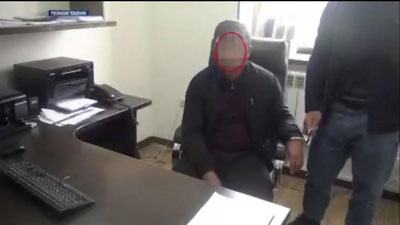 'Qarshi tumani prokuraturasi tergovchisi o`z xizmat xonasida 5 ming AQSh dollari bilan ushlandi'ning rasmi