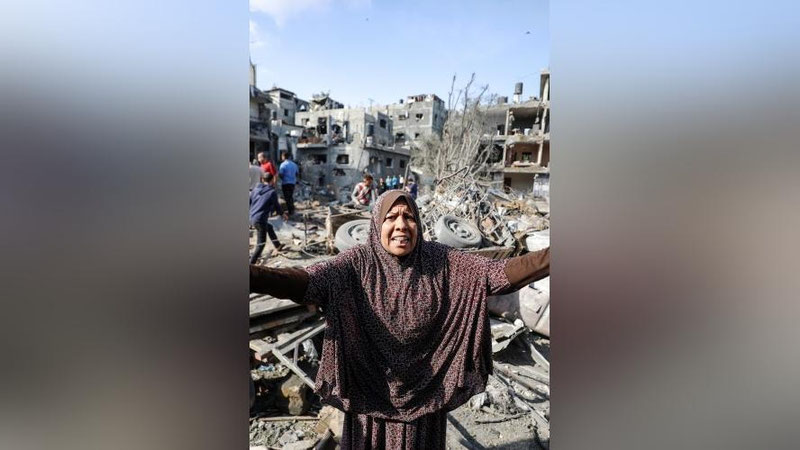 'Эгасиз қолган ногиронлик аравачаси, фарзандининг кафанга ўралган мурдасини қучиб йиғлаётган она, қўлидани егулик билан жон берган гўдак… Исроилнинг Ғазо секторига қилган ҳужуми суратларда'ning rasmi