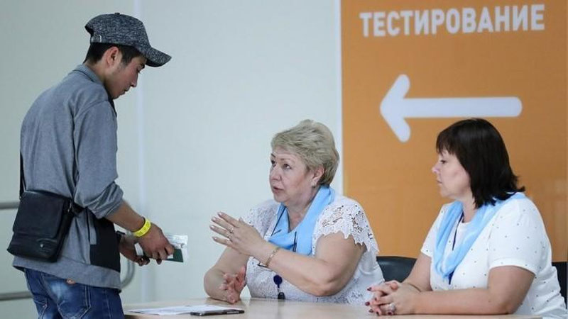 'Rosobrnadzor mehnat muhojirlari uchun rus tili imtihoniga og`zaki nutq testini kiritishni maqsadga muvofiq deb hisoblaydi'ning rasmi