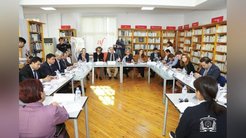 'Toshkentda O`zbekiston va Fransiya oliy ta`lim muassasalari o`rtasida davra suhbati o`tkazildi'ning rasmi