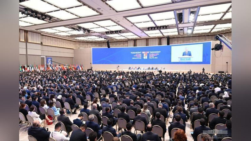 'Toshkent xalqaro investisiya forumi boshlandi. Unda O`zbekiston Prezidenti nutq so`zlamoqda'ning rasmi
