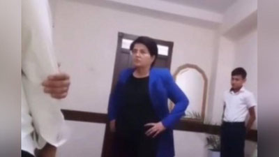 'Toshkentdagi maktabda direktor sinfdoshi bilan mushtlashgan o`quvchisini urdi (video)'ning rasmi