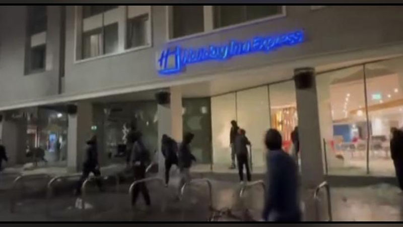 'Dublinda jazoirlik ekani aytilgan erkak bolalarga hujum qildi (video)'ning rasmi