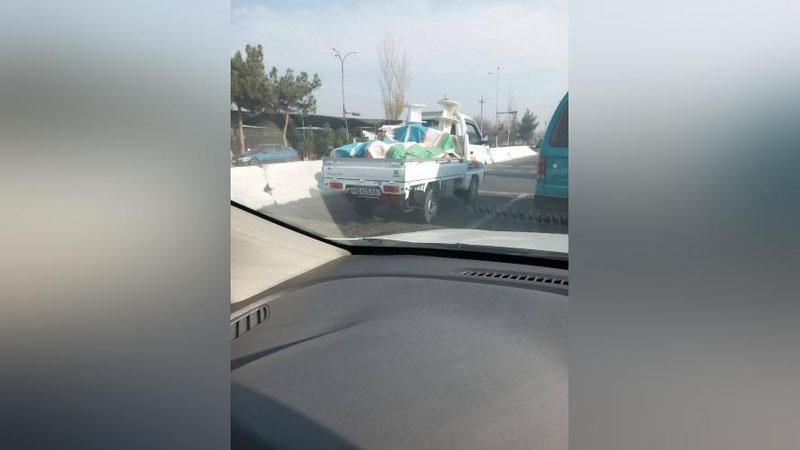 'Андижонда ҳайдовчи Labo’даги юкларни байроқ билан ёпиб ҳаракатланди'ning rasmi