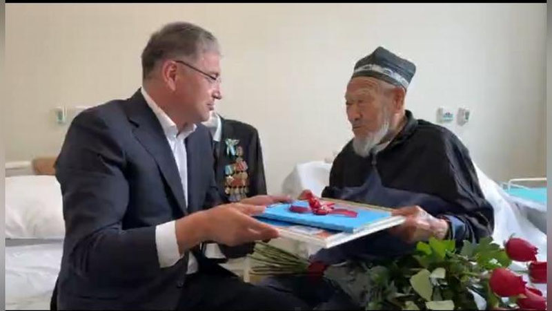 'Sirdaryo viloyati hokimi prezident topshirig`iga ko`ra boyovutlik urush qatnashchisiga uy sovg`a qildi'ning rasmi