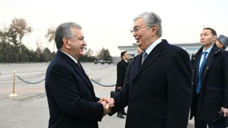 'O`zbekiston va Qozog`iston prezidentlari muloqot qildi'ning rasmi