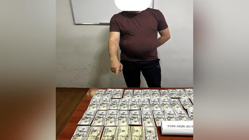 'Tezkor tadbirda fuqaro kelishilgan 7 ming AQSh dollarining yarmini olayotganda qo`lga olingan'ning rasmi