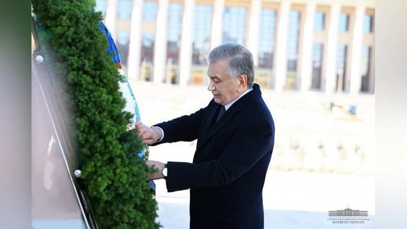 'Shavkat Mirziyoev Xitoy xalqining qahramonlari xotirasiga hurmat bajo keltirdi'ning rasmi