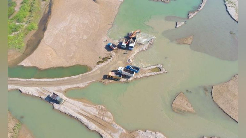 'Ekologiya vazirligi qum-shag`al qazib olishga ruxsatnoma berilayotgani haqidagi mish-mishlarga munosabat bildirdi'ning rasmi