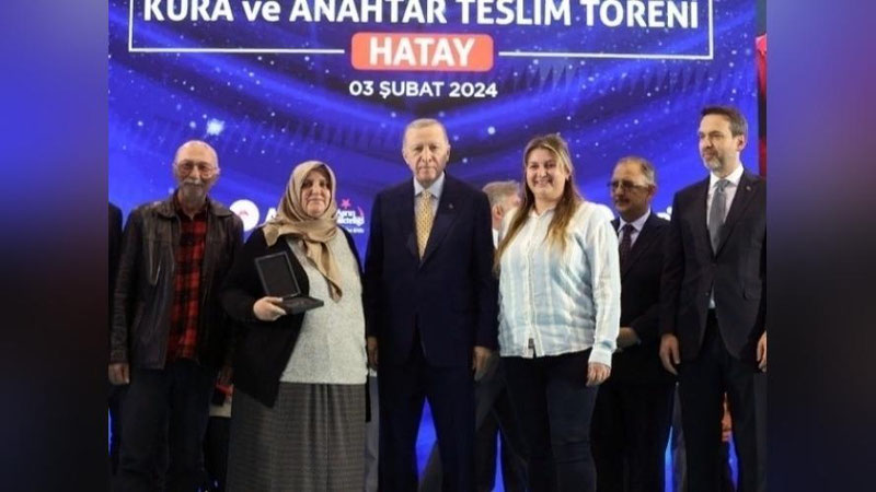 'Туркия президенти ўтган йилги зилзиладан жабрланганларга янги уй калитларини топширди'ning rasmi