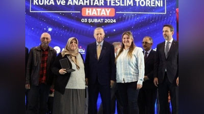 'Туркия президенти ўтган йилги зилзиладан жабрланганларга янги уй калитларини топширди'ning rasmi