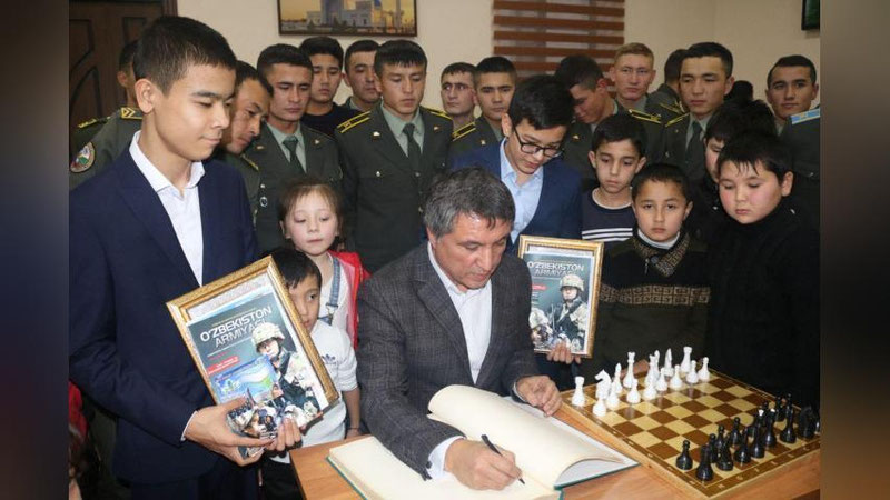 'Magnus Karlsenni mag`lubiyatga uchratgan grossmeyster harbiy xizmatchilarga master-klass o`tdi'ning rasmi