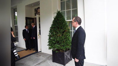 'Donald Tramp Shavkat Mirziyoevni iliq kutib olib, hazil qildi (video)'ning rasmi