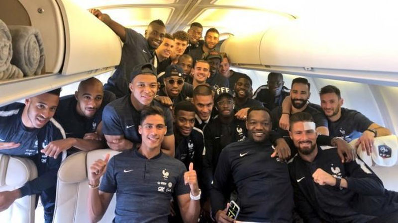 'Futbol bo`yicha Jahon chempionatida ishtirok etadigan milliy terma jamoalar Moskvaga etib kelishdi'ning rasmi