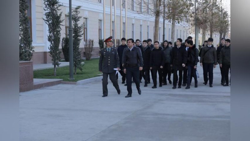 'O`quvchilar uchun Qurolli Kuchlar akademiyasi bo`ylab ekskursiya uyushtirildi'ning rasmi