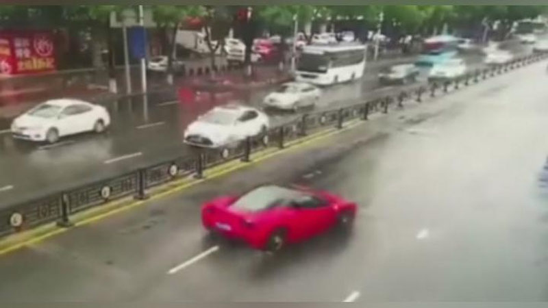 Изрображение 'КИТАЯНКА, СЕВ ЗА РУЛЬ FERRARI, РАЗБИЛА  АВТО ЧЕРЕЗ 2 МИНУТЫ (ВИДЕО)'