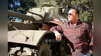 'Shvarsenegger o`zining shaxsiy tankida limuzinni pachoqladi (Video)'ning rasmi