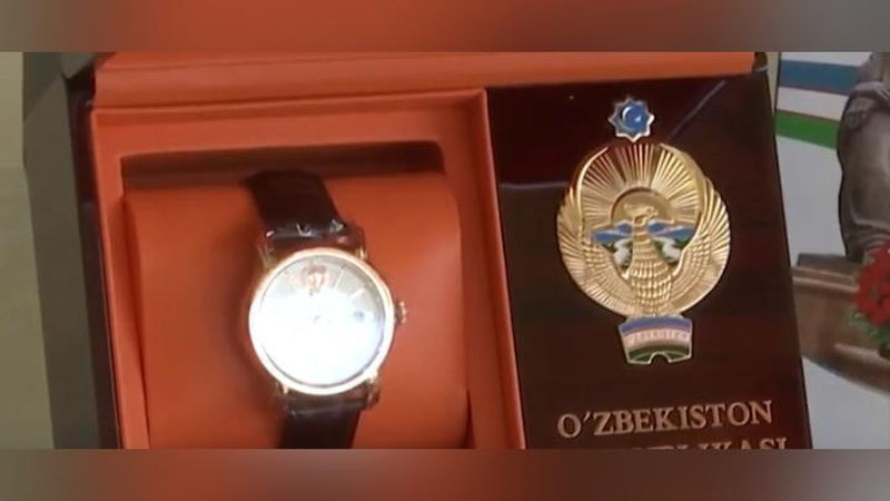 Изрображение 'ВИДЕО: ХОКИМЫ ОБЛАСТЕЙ ВРУЧАЮТ ВЕТЕРАНАМ ЧАСЫ ОТ ПРЕЗИДЕНТА'