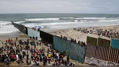 'AQSh va Meksikaga muhojirlar karvoni yopirilmoqda 'ning rasmi