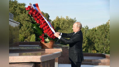'Vladimir Putin Mustaqillik va ezgulik monumentiga gul qo`ydi'ning rasmi