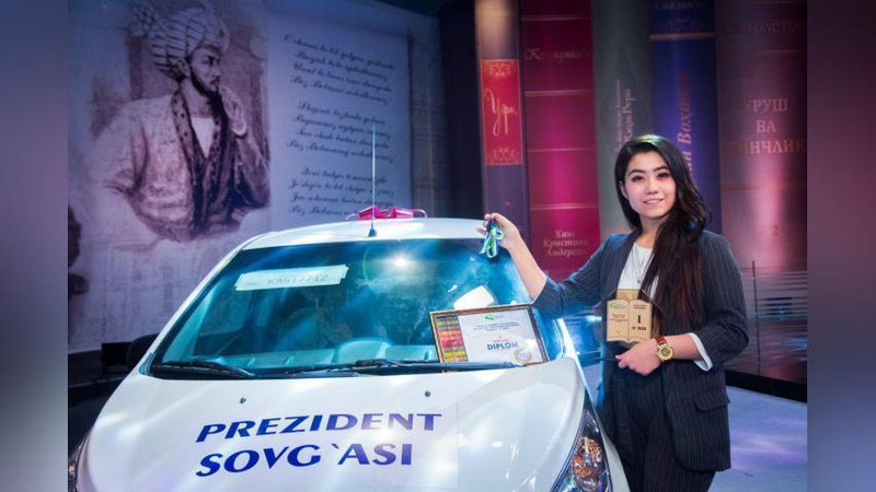 'Shohsanam Xolboeva «Yosh kitobxon» tanlovida Prezident sovg`asi «Spark» avtomobilini qo`lga kiritdi'ning rasmi