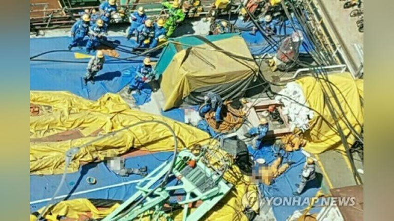 'Janubiy Koreya portida kran qulashi oqibatida besh kishi halok bo`ldi'ning rasmi