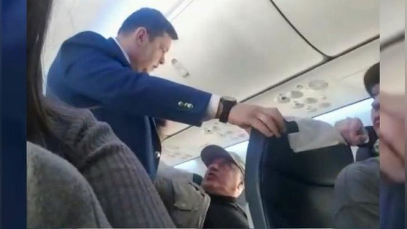 Изрображение 'ПЬЯНЫЙ ПАССАЖИР НАПАЛ НА СТЮАРДА ВО ВРЕМЯ ПОЛЕТА (ВИДЕО)'