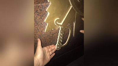 Изрображение 'ХОКИМИЯТ ОПРОВЕРГ ЗАМЕНУ НА БРАТСКИХ МОГИЛАХ БРОНЗОВЫХ ДЕТАЛЕЙ НА ПЕНОПЛАСТ'