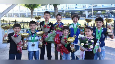 'Minskda o`tkazilgan shaxmat bo`yicha Jahon chempionati g`oliblari vatanimizda tantanali kutib olindi'ning rasmi