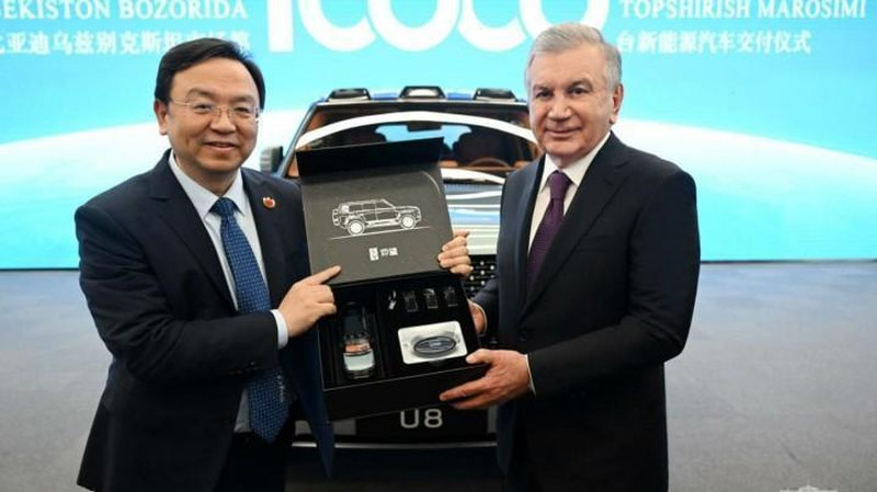 '"BYD" kompaniyasi Shavkat Mirziyoevga YANGWANG U8 avtomobilini hadya qildi'ning rasmi
