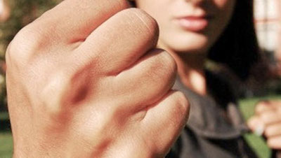 'Ayol kishiga qo`l ko`targan kollej o`quvchisi qo`lga olindi'ning rasmi