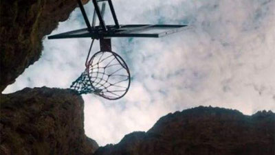 Изрображение 'НОВЫЙ РЕКОРД: АВСТРАЛИЕЦ ЗАБРОСИЛ МЯЧ В КОРЗИНУ С 200 МЕТРОВ (ВИДЕО)'