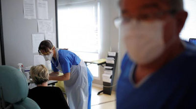 '"Ularning aksariyatida koronavirus simptomsiz va engil shaklda kechayotgani ko`rinmoqda". O`qituvchilardan ommaviy test olinmoqda'ning rasmi