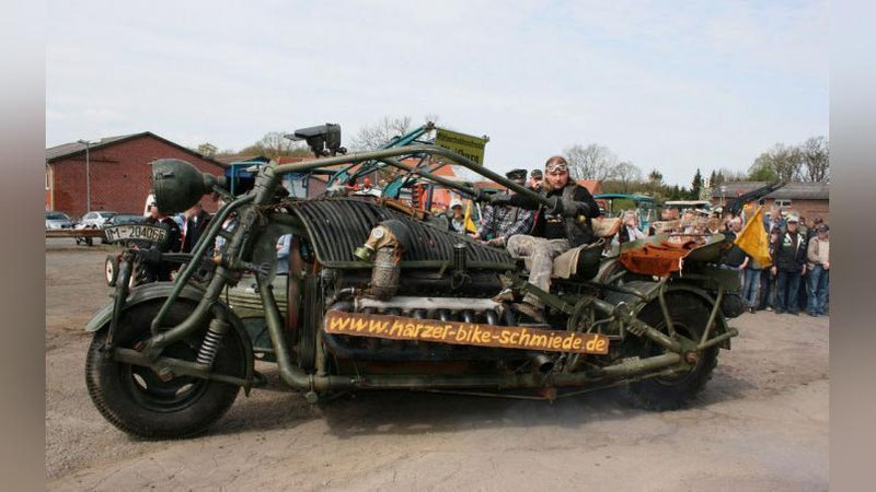 'Eski tank dvigateli o`rnatilgan motosikl'ning rasmi