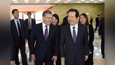 '​ШАВКАТ МИРЗИЁЕВ КОРЕЯДА ФАХРИЙ МЕҲМОНЛАР КИТОБИДА ЭСДАЛИК ЁЗУВИНИ ҚОЛДИРДИ'ning rasmi