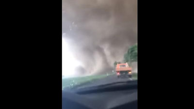 Изрображение 'ВОДИТЕЛЬ В ГЕРМАНИИ ПОПАЛ В ЭПИЦЕНТР ТОРНАДО (ВИДЕО)'