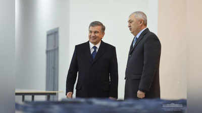 'Shavkat Mirziyoyev "Mirzacho`l teks" korxonasini borib ko`rdi'ning rasmi
