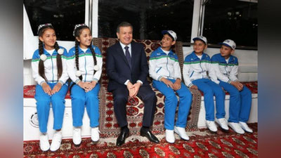 'Шавкат Мирзиёев "Аваза"да дам олаётган ўзбекистонлик болалар билан учрашди'ning rasmi