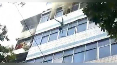 'O`tkinchilar derazadan tashlangan ikki bolakayni tutib olishdi (Video)'ning rasmi