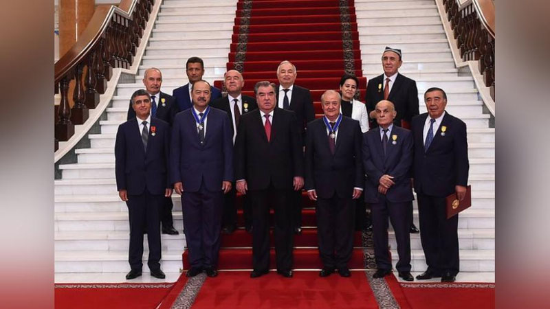 'Emomali Rahmon bir guruh o`zbekistonlik davlat va jamoat arboblarini mukofotladi (foto)'ning rasmi