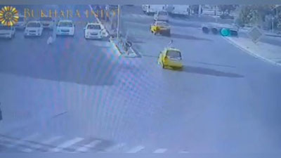 'Buxoroda haydovchi piyodani urib yuborgani videoga tushib qoldi (18+)'ning rasmi