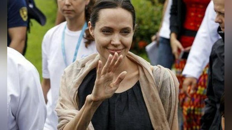 'Anjelina Joli falajdan keyin birinchi marta sayrga chiqdi'ning rasmi