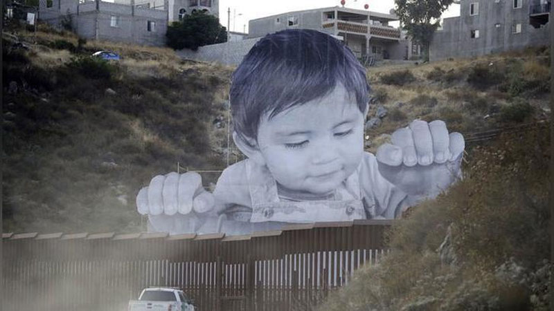 '​AQSh VA MEKSIKA O`RTASIDAGI DEVOR USTIDA GIGANT BOLA TASVIRI PAYDO BO`LDI'ning rasmi