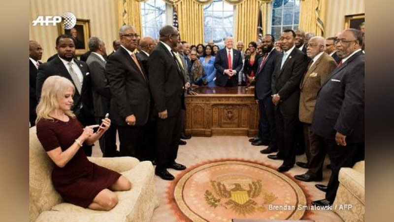 Изрображение 'ПОМОЩНИЦУ ТРАМПА ЗАТРОЛЛИЛИ ЗА СТРАННУЮ ПОЗУ В КАБИНЕТЕ ПРЕЗИДЕНТА (ФОТО)'