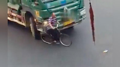 Изрображение 'Китаец отделался парой ушибов после того, как его переехала фура (видео)'