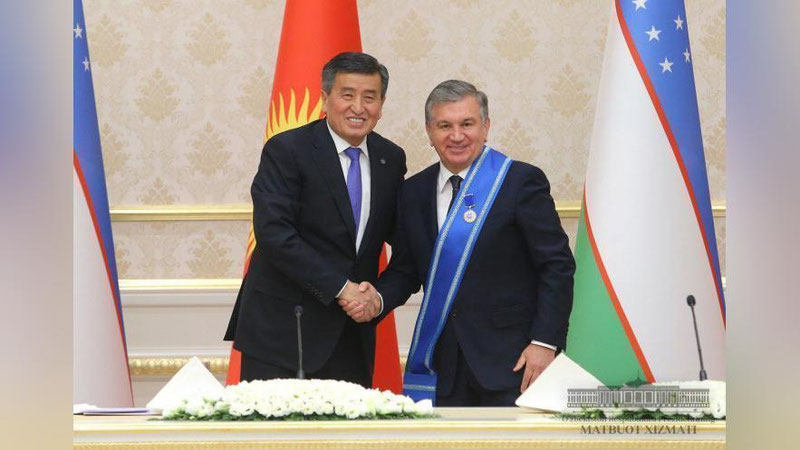 '​SOORONBOY JEENBEKOV ShAVKAT MIRZIYoEVGA «DANAKER» ORDENINI TANTANALI RAVIShDA TOPShIRDI'ning rasmi
