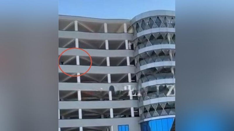 'Toshkentda 23 yoshli qiz o`zini “Abu Saxiy” bozoridagi baland binodan tashlamoqchi bo`ldi (video)'ning rasmi