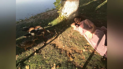 Изрображение 'ФОТО: СОЛИСТКА ГРУППЫ "СЕРЕБРО" ПОСПАЛА С ГУСЯМИ В ЯПОНСКОМ САДУ В ТАШКЕНТЕ'